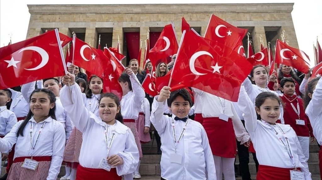 23 Nisan Antalya etkinliklerinde çocuklar Türk bayraklarıyla kutlama yapıyor