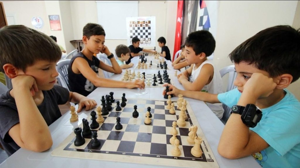 Antalya satranç turnuvalarında oyun oynayan çocuk satranç öğrencileri