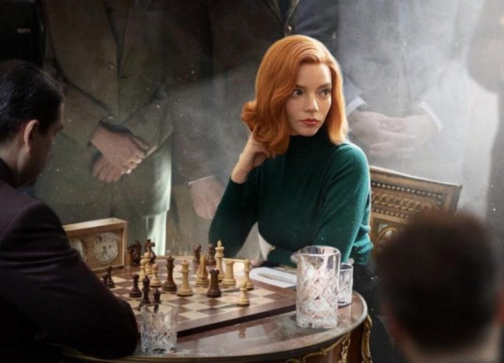 The Queen’s Gambit dizisinde Beth Harmon satranç oynarken