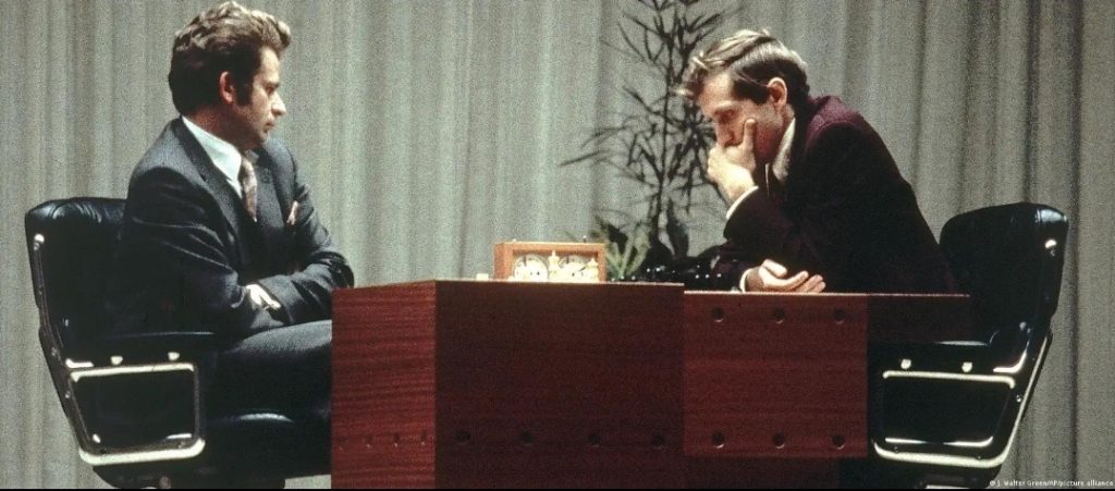 Boris Spassky ve Bobby Fischer dünya satranç şampiyonluğu mücadelesinde