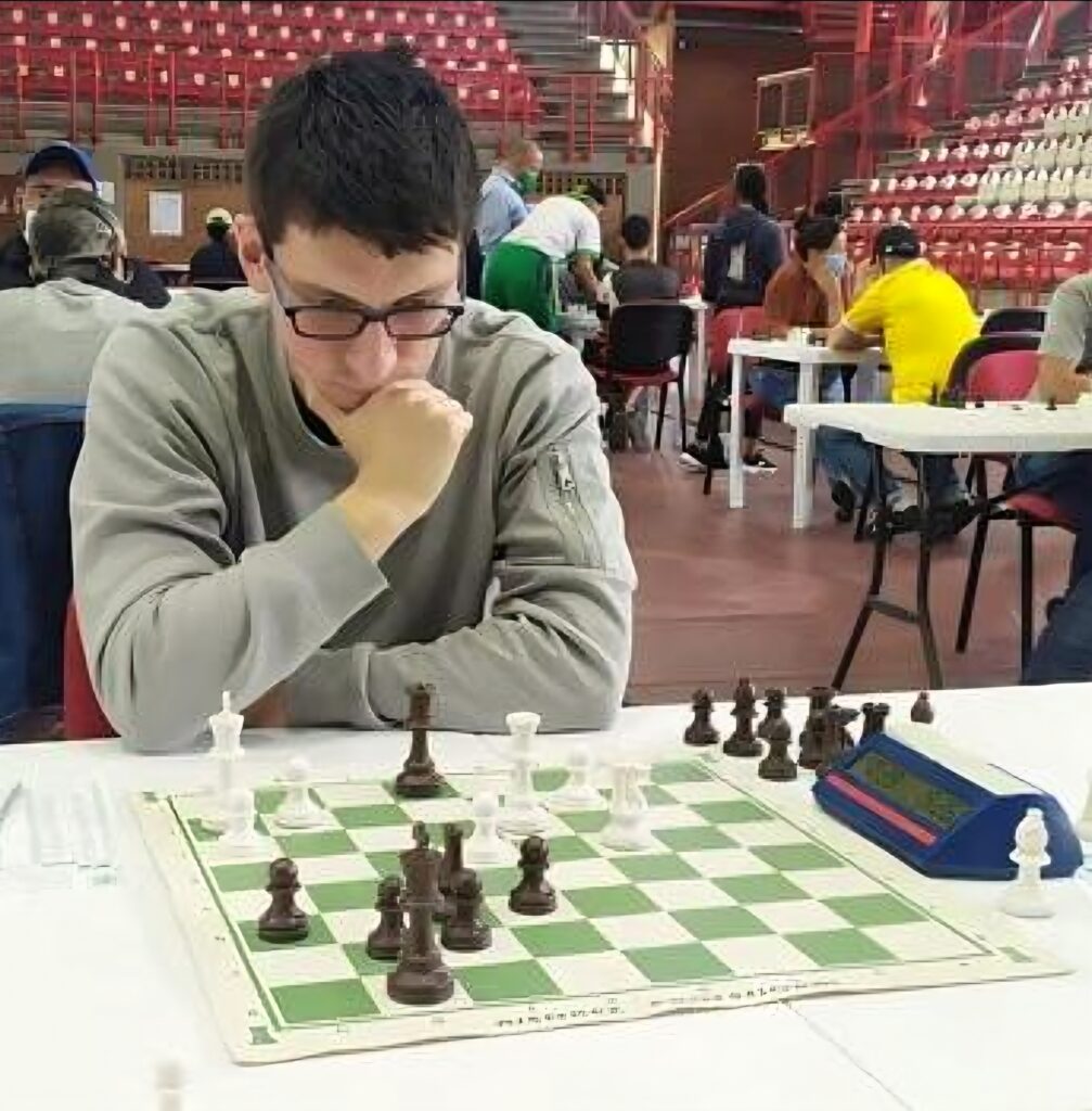 Satrançta oyun sonu çalışması yapan sporcu